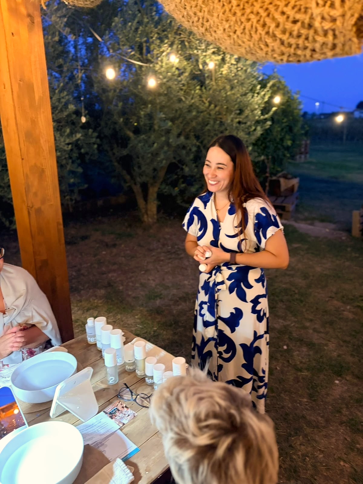 Dani sorridente mentre guida la Fresh Date sotto le luci della sera